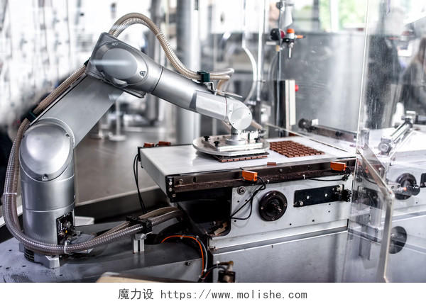 自动机器人的手移动并准备小块的巧克力巧克力工厂用自动机器人手的巧克力工厂